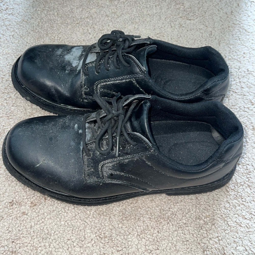 Men’s 8.5 TredSafe skid resistant, black shoes